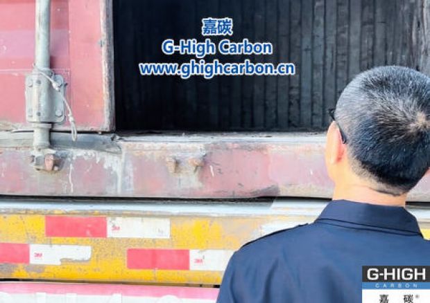嘉碳裝車人員嚴(yán)格把關(guān)，確保車輛安全入廠