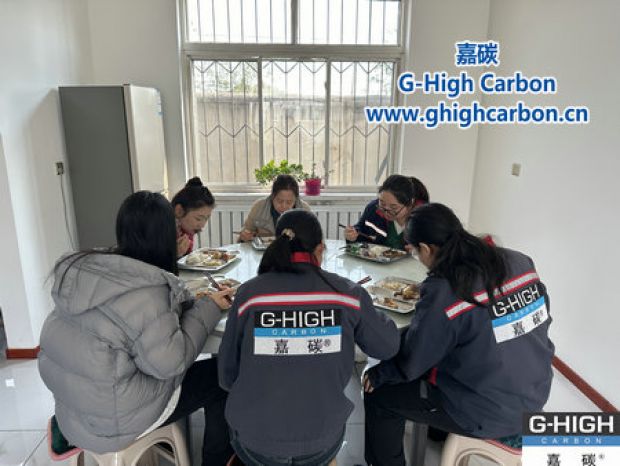 深秋暖陽(yáng)下，鐵鍋燉傳遞溫情與力量